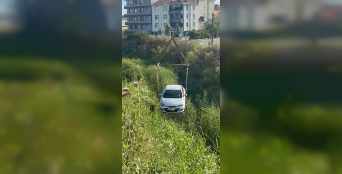 Yokuşta talihsiz anlar: Otomobil dere yatağına böyle uçtu!