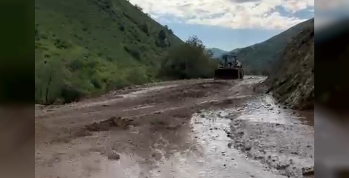 Yüksekova'da heyelan: Mezra yolu kapandı, ekipler seferber oldu