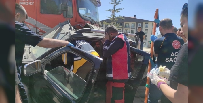 Yüksekova'da trafik kazası: Hafif ticari araç ve vinç çarpıştı, 1 kişi yaralandı