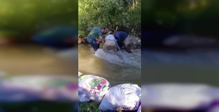 Yüksekovalı çiftçiler, su sıkıntısını kum torbalarıyla aşmaya çalışıyor