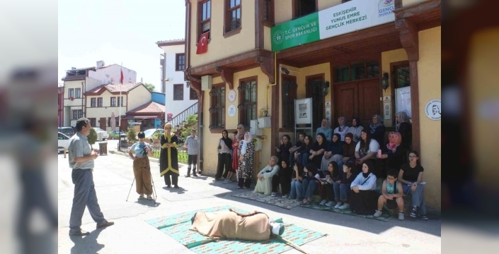 Yunus Emre’nin hayatı açık havada sahnelendi: 'Bizim Yunus' tiyatrosu büyük ilgi gördü