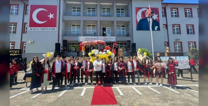 Zonguldak'ta mezuniyet coşkusu: Öğrenciler kep atarak veda etti