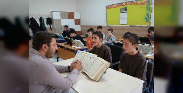 13 yaşında ikizler hafızlıkta birleşti: Birlikte Kur'an'ı ezberlediler, aileleri Umre ile ödüllendirdi