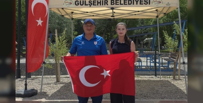 14 yaşındaki Sıla Tunç'tan tarihi Türkiye rekoru