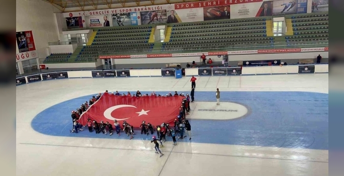 15 Temmuz ruhu buz pistinde dalgalandı: Milli sporculardan anlamlı anma