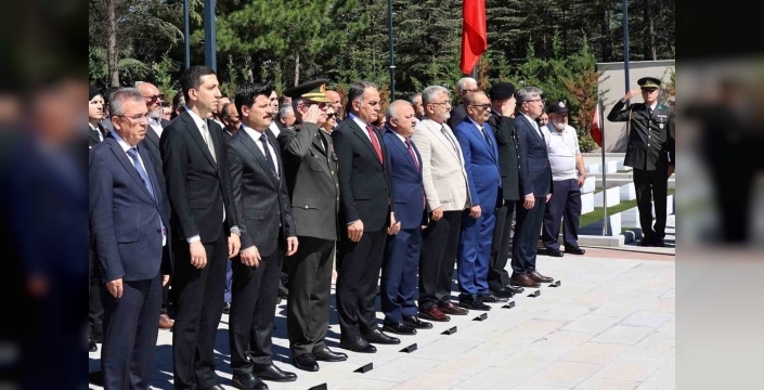 15 Temmuz şehitleri Çankırı'da dualarla ve karanfillerle anıldı