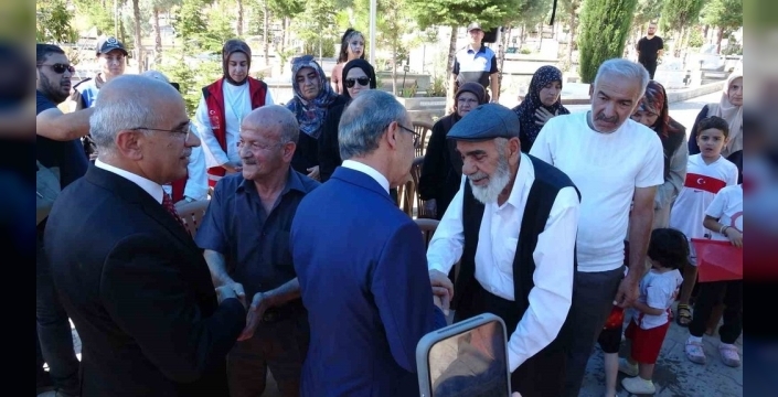 15 Temmuz şehitleri Malatya'da kabirleri başında dualarla anıldı