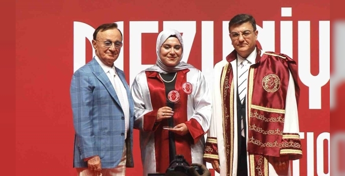3 binden fazla mezun, diplomasını alırken Gazze'ye duygu yüklü mesaj gönderdi