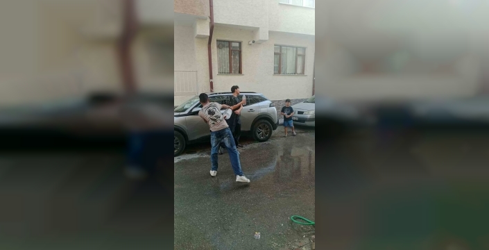40 Dereceyi Vuran Sıcaktan Bunalan Gençler, Sokakları Su Savaş Alanına Çevirdi