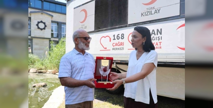 50 kez hayat kurtardı, şimdi herkesi kan bağışına çağırıyor