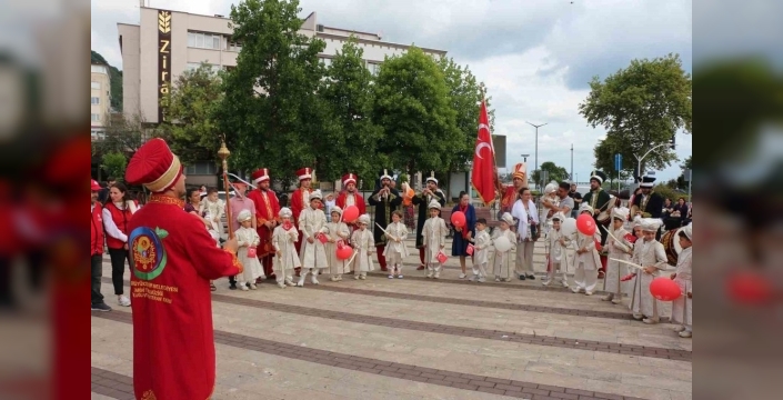530 yıllık geleneğe göre 25 çocuğun sünnet sevinci yaşatıldı