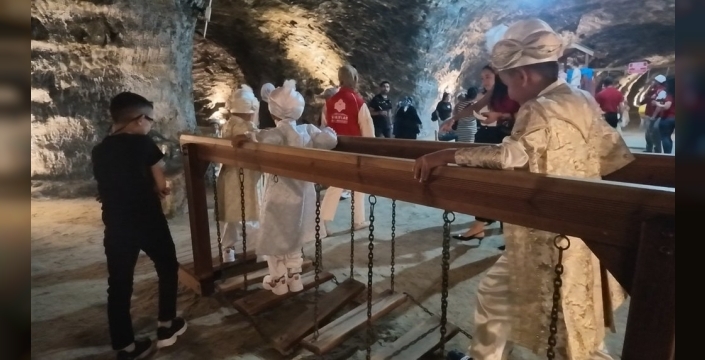 530 yıllık gelenek, yerin 150 metre altındaki tuz mağarasında yeniden canlandı: 41 çocuk unutulmaz bir sünnet şöleni yaşadı