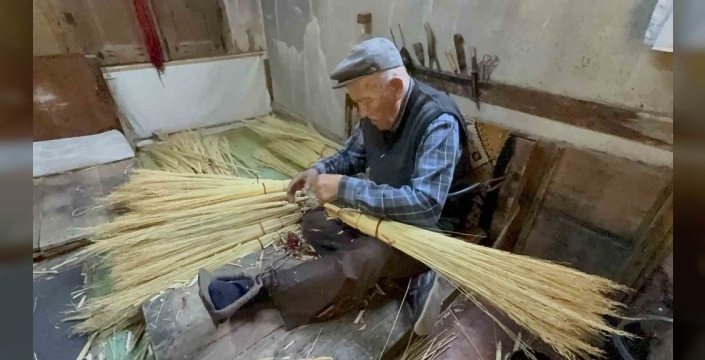 60 yıllık ot süpürge ustalığı tehlikede: Kemal dede çırak bulamıyor