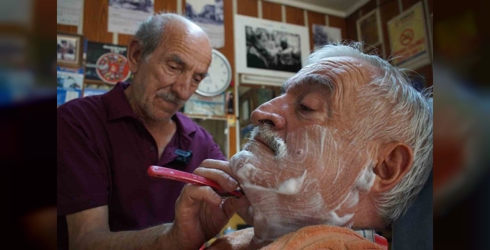 81 yaşındaki berber, ortağının anısına koltuğunu emekli etti