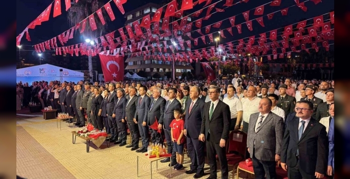 Adana'da 15 Temmuz ruhu yeniden canlandı: Demokrasi nöbetiyle geçmişe ışık tutuldu