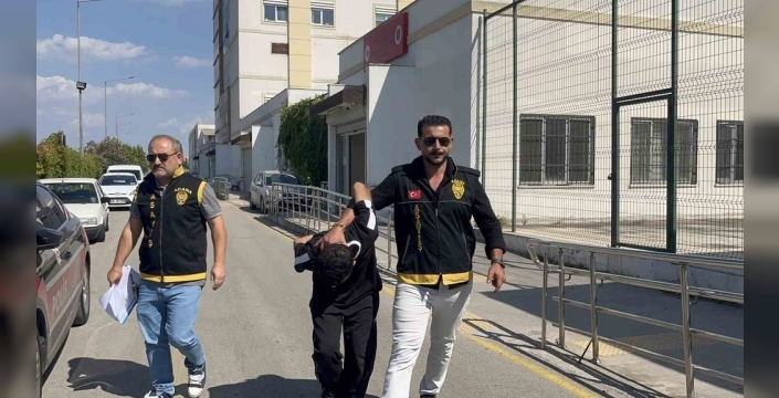 Adana'da 3 kişiyi öldüren zanlı adliyeye sevk edildi