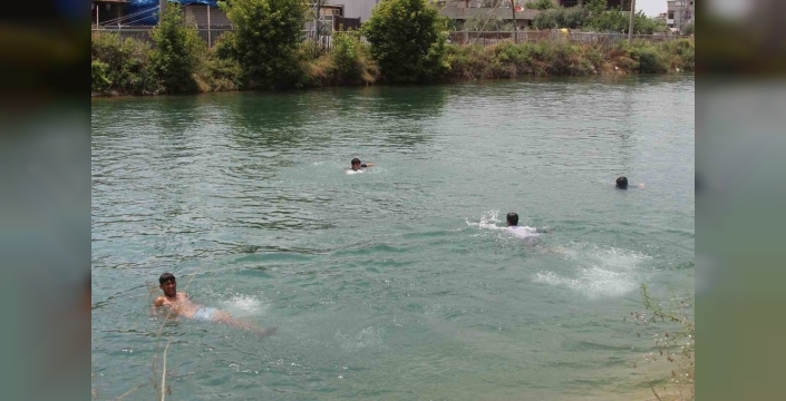 Adana'da çocuklar, havuzsuzluğa isyan etti: Boğulursak vebali belediyenin üstüne olsun