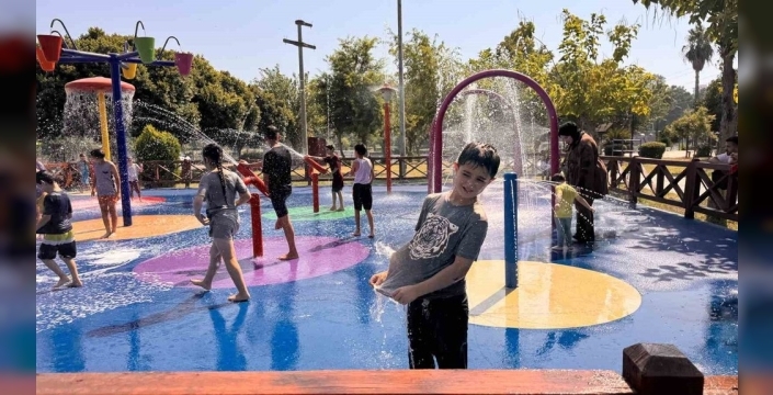 Adana'da çocuklar serinlemek için su oyun parkına akın etti