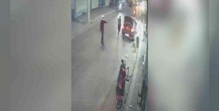 Adana’da dehşet: Kasklı saldırgan iş yerine kurşun yağdırdı, 1 yaralı!