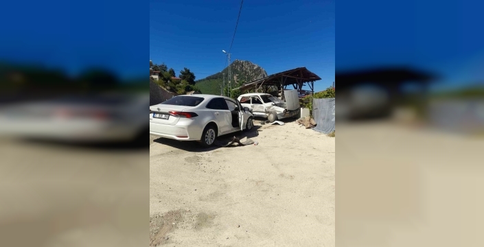 Adana'da iki otomobil kafa kafaya çarpıştı: Yaralılar hastaneye kaldırıldı