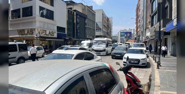 Adana'nın ana caddeleri park cehennemine döndü: Trafik kilit, yayalar perişan