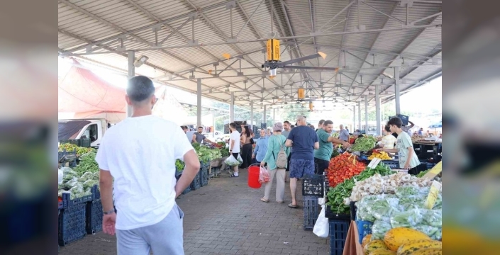 Adana'nın kavurucu sıcağına karşı pazar yerine serinlik dokunuşu