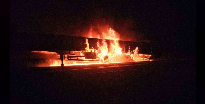 Adilcevaz'da bulgur yüklü tırın dorsesi alev alev yandı