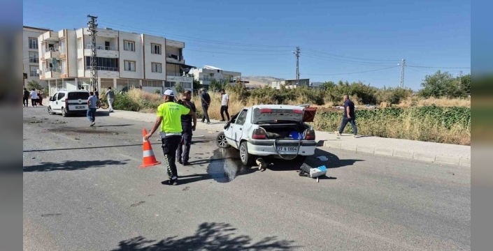 Adıyaman'da kontrolden çıkan otomobil karşı şeride geçti, bir kişi yaralandı