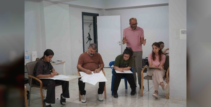 Adıyaman'da veliler ve çocuklar resim atölyesinde buluşuyor
