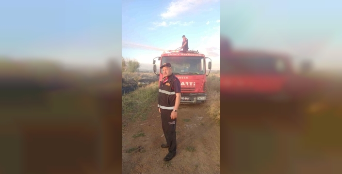 Afyonkarahisar'da anız yangını, tarım arazilerini ve ormanları tehdit etmeden kontrol altına alındı