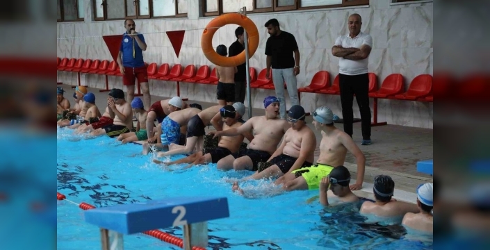 Ağrı'da çocuklar yüzme öğreniyor: Ücretsiz eğitim fırsatı
