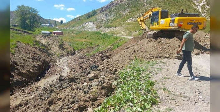 Ağrı'da köy yollarında bakım ve altyapı seferberliği devam ediyor