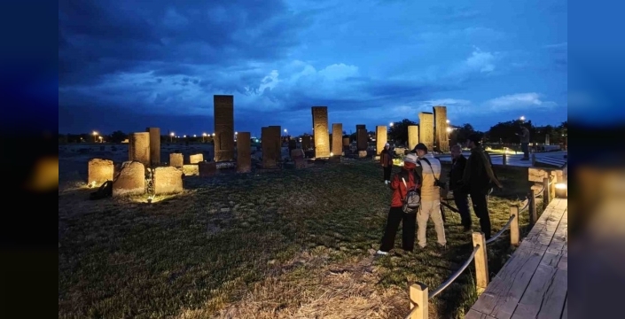 Ahlat Selçuklu Meydan Mezarlığı'nda gece müzeciliği büyük ilgi görüyor