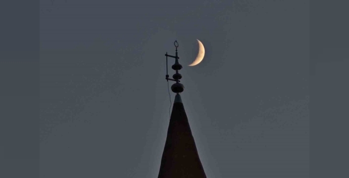 Ahlat'ta gökyüzündeki hilal ile minaredeki hilal buluştu