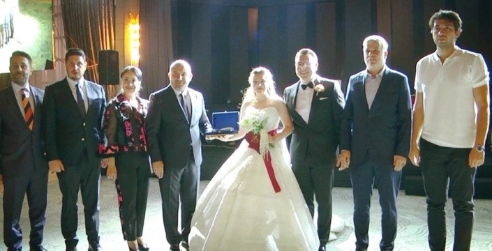 AK Parti, Ticaret İl Müdürü Kürkçü’nün düğününde mutluluğa ortak oldu