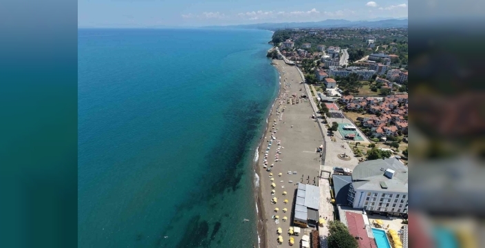 Akçakoca kavruluyor: Termometreler 37'yi gördü, sahiller dolup taşıyor!