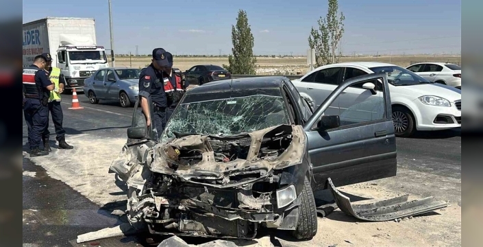 Aksaray'da otomobil vince çarptı: 3 kişi yaralandı