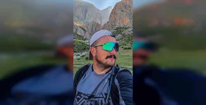 Aladağlar'ın zirvelerinde nefes kesen yamaç paraşütü şovu