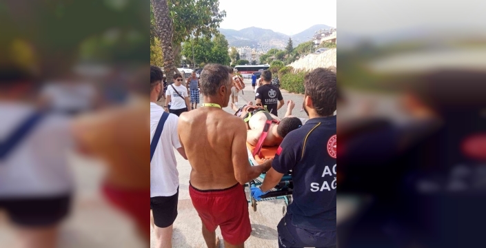 Alanya'da cankurtaran, boğulma tehlikesi geçiren tatilciyi kurtardı
