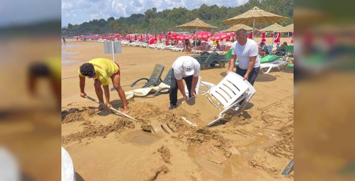Alanya'da dev dalgalar, şezlongları kumla buluşturdu