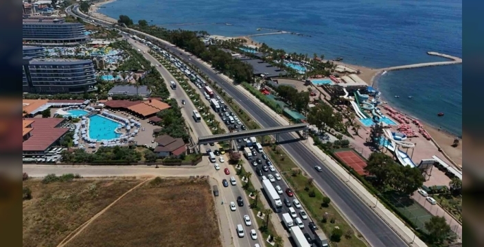Alanya'da iki tırın çarpışması D-400'ü felç etti: Yollar kilometrelerce uzayan kuyruklarla doldu