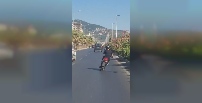 Alanya'da motosiklet üzerinde tehlikeli yolculuk kamerada görüntülendi