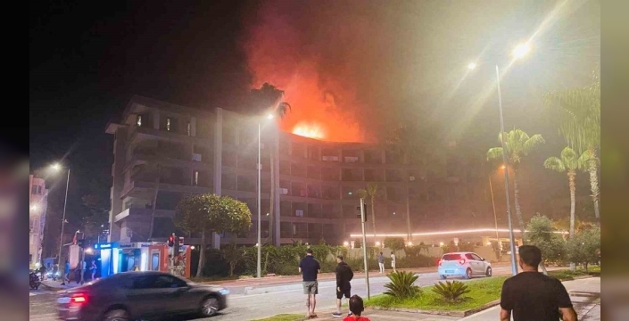 Alanya'da otel çatısında yangın: Misafirler güvenli şekilde tahliye edildi