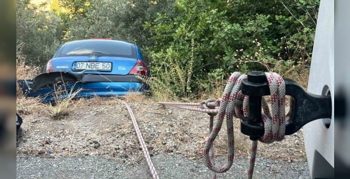 Alanya'da şarampolde asılı kalan otomobil, beton mikserine bağlandı