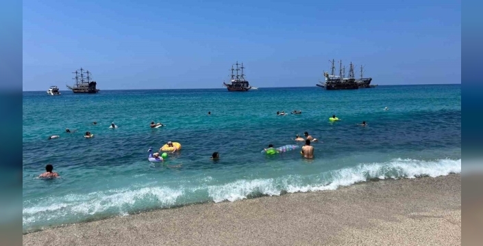 Alanya'da sıcak havada deniz keyfi