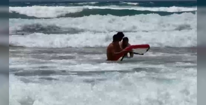 Alanya'da yürekler ağza geldi: Tatilci dalgalara yenik düşmek üzereyken cankurtaranlar yetişti