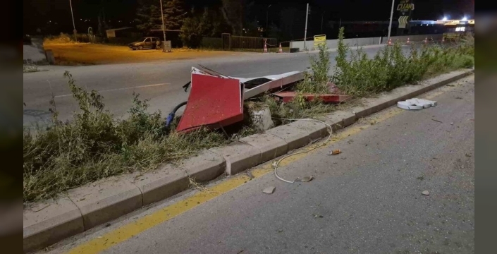 Alkollü sürücünün dehşeti: Orta refüjdeki tabelayı devirdi, araç hurdaya döndü