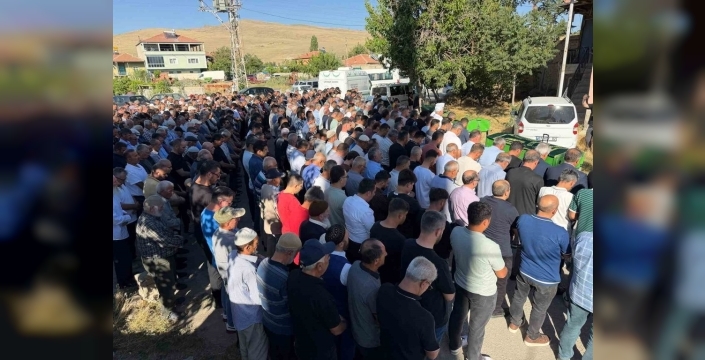 Almanya'dan dönen aile Kazada hayatını kaybeden 3 kişi, memleketlerinde uğurlandı