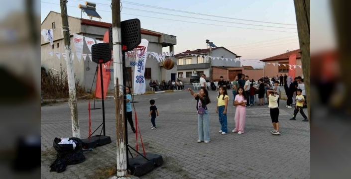 Altıeylül'de Yaz Akşamları Yakupköy'ü Coşturdu: Çocuklar Sahada, Aileler Meydanda