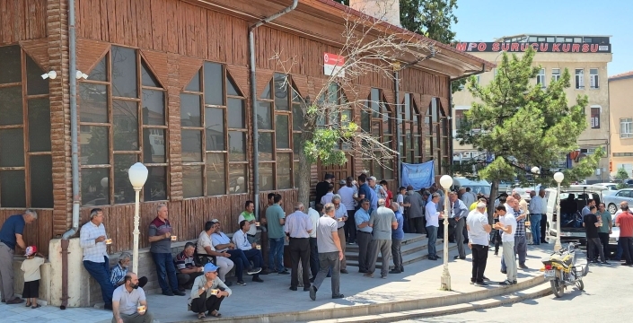 Altınekin Ali Paşa Camii’nde birlik ve beraberlik aşuresi dağıtıldı